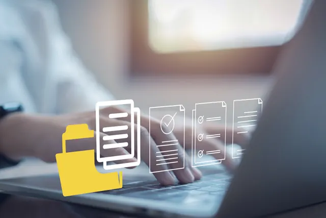 Digitale Dokumente in SmartArchive: Ordner und Dateien auf einem Laptop